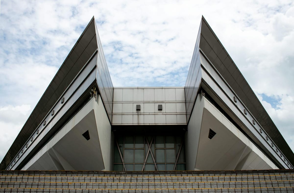 A Triangular-Shaped Duplex Penthouse With a Roof Terrace in N.Y.C.’s Tribeca Heads to Auction Post feature image